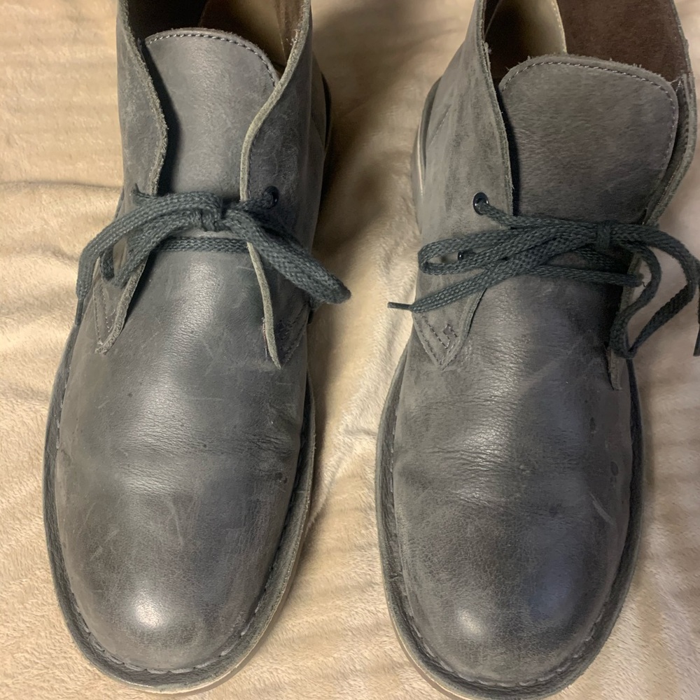 Men’s size 9.5  gray suede chukka Clarks boots